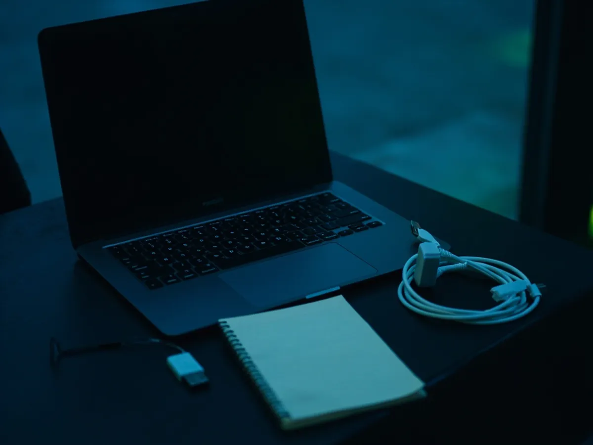 Testing a used laptop at a café pickup